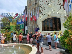Suasana Monumen Ground Zero di Jalan Raya Legian, Kuta, Badung, Bali, Rabu (12/10/2022). Hari ini merupakan peringatan dua dekade atau 20 tahun Tragedi Bom Bali I yang terjadi pada 12 Oktober 2002 silam.Foto: Triwidiyanti/detikBali