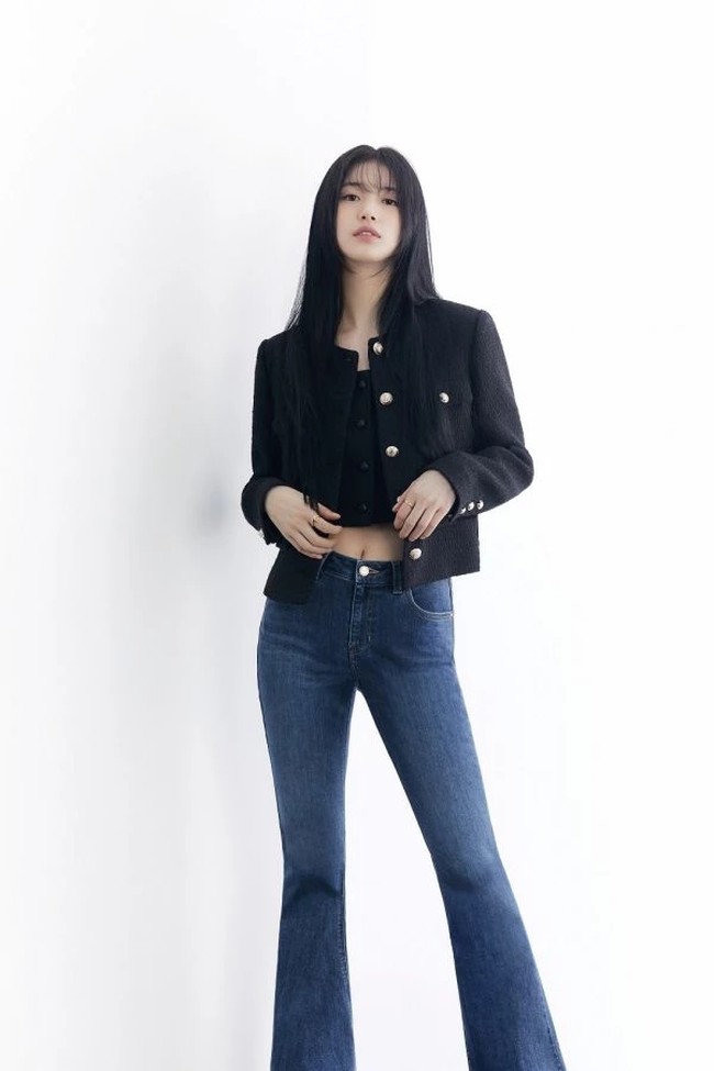 Sejak itu Suzy menampilkan potongan rambut barunya dalam sejumlah kesempatan. Seperti saat pemotretan bersama Guess untuk koleksi Fall Winter. Foto: Instagram