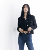 Sejak itu Suzy menampilkan potongan rambut barunya dalam sejumlah kesempatan. Seperti saat pemotretan bersama Guess untuk koleksi Fall Winter. Foto: Instagram