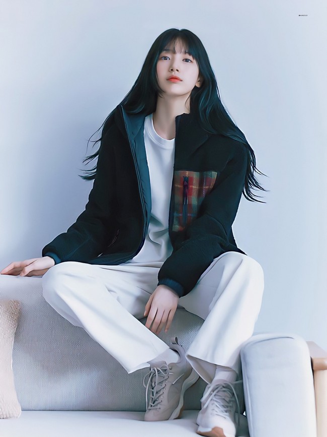 Suzy diketahui memiliki potongan rambut hime asal Jepang, dengan detail poni rata. Beberapa helai rambutnya dipotong lebih panjang untuk membingkai wajahnya. Foto: Instagram