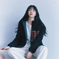 Suzy diketahui memiliki potongan rambut hime asal Jepang, dengan detail poni rata. Beberapa helai rambutnya dipotong lebih panjang untuk membingkai wajahnya. Foto: Instagram