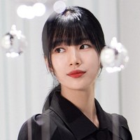 Potongan rambut itu membuatnya tampil dengan aura misterius saat menghadiri acara pop-up store brand kosmetik Lancome, GÉNIFIQUE WAVE pada 18 Agustus. Foto: Instagram