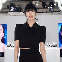 “Dia adalah Suzy yang terlihat cantik dalam segala gaya,” “Aku pikir dia adalah idol wanita tercantik,” “Bagaimana bisa orang membenci wajahnya,” komentar sejumlah netizen Korea yang memuji penampilan Suzy dengan rambut barunya. Foto: Instagram