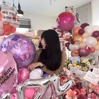 Sang aktris diharuskan potong rambut untuk menghidupkan karakter yang diadaptasi dari webtoon. Suzy pun dinilai semakin awet muda karena poninya. Foto: Instagram