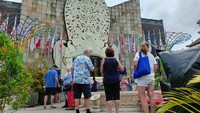 Tak hanya warga negara Indonesia (WNI), sejumlah warga negara asing atau WNA juga berdatangan ke Monumen Ground Zero, Legian, Kuta. Selain membawa karangan bunga, beberapa di antara mereka juga membawa sesaji dan dupa untuk mendoakan para korban. (Triwidiyanti/detikBali)