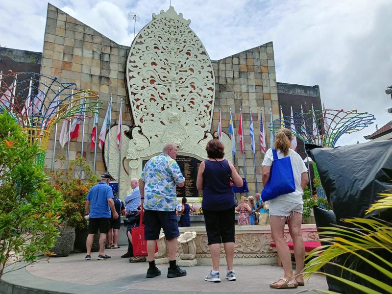 Tak hanya warga negara Indonesia (WNI), sejumlah warga negara asing atau WNA juga berdatangan ke Monumen Ground Zero, Legian, Kuta. Selain membawa karangan bunga, beberapa di antara mereka juga membawa sesaji dan dupa untuk mendoakan para korban.