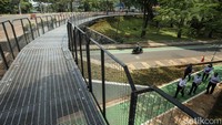 Kini taman itu telah dilengkapi jalur untuk pejalan kaki.