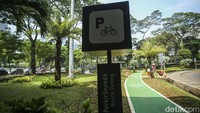 Taman ini dilengkapi dengan tempat parkir sepeda.