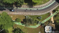Taman yang sebelumnya hanya dapat dinikmati pengendara motor maupun mobil itu kini telah ditata dengan menambahkan jalur sepeda dan pedestatian.