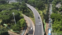 Sejumlah kendaraan melintas di kawasan Taman Semanggi.