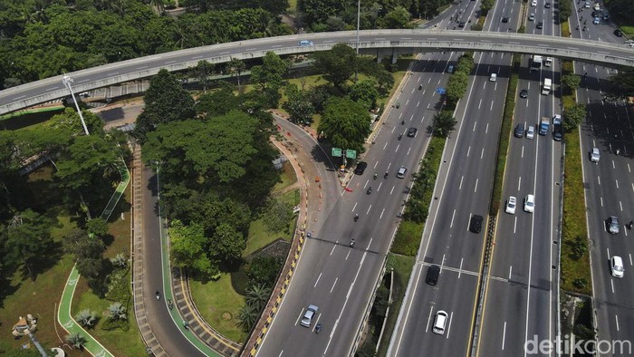 Taman Semanggi Pemprov DKI Jakarta telah merevitalisasi Taman Semanggi. Selain tampil lebih modern, taman itu juga dilengkapi dengan akses pejalan kaki dan jalur sepeda.