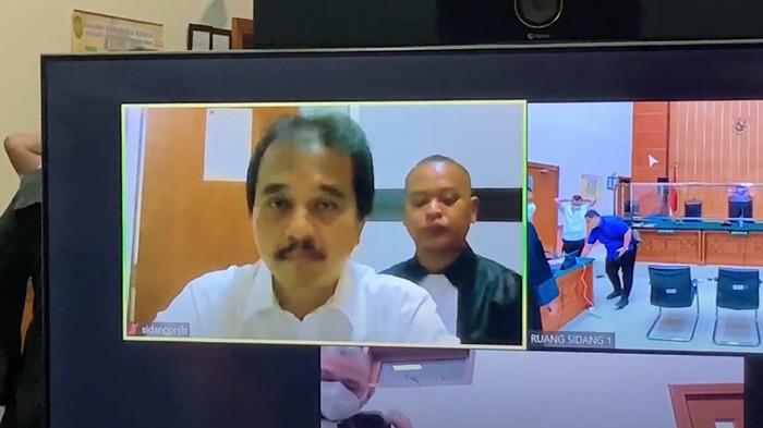 Mantan Menteri Pemuda dan Olahraga RI, Roy Suryo menjalani sidang perdana kasus meme stupa Candi Borobudur. Roy Suryo dihadirkan secara daring tanpa memakai penyangga leher.
