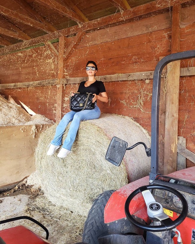 Chanel 19 Maxi seharga $ 6.900 atau Rp 100 jutaan adalah salah satu koleksi Georgina Rodriguez yang paling besar. Item keluaran 2019 yang berbahan kulit domba itu cocok dibawanya saat jalan-jalan.Foto: Instagram @georginagio