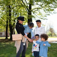 Selain Hermes, Georgina Rodriguez juga mengoleksi cukup banyak tas Chanel. Tas Chanel Classic Flap Jumbo Beige Claire berikut cocok dipadukan dengan gayanya yang sederhana. Item itu diprediksi senilai Rp 145 jutaan.Foto: Instagram @georginagio