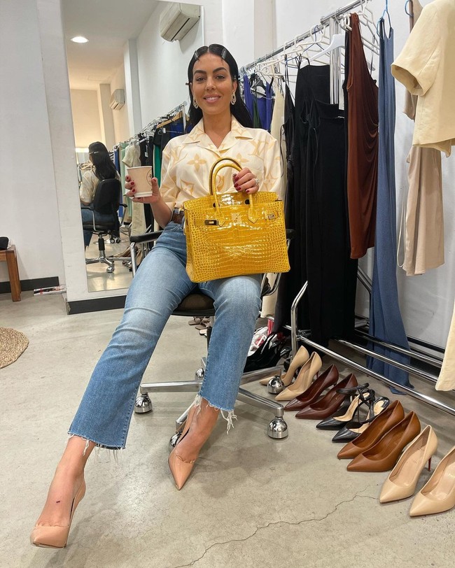 Wanita yang dulu pernah bekerja sebagai asisten toko Gucci ini tak ragu memilih tas Hermes berwarna terang. Selain mahal, Birkin Yellow Croc seharga Rp 884 jutaan tersebut cukup langka dan sulit didapatkan.Foto: Instagram @georginagio