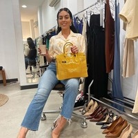 Wanita yang dulu pernah bekerja sebagai asisten toko Gucci ini tak ragu memilih tas Hermes berwarna terang. Selain mahal, Birkin Yellow Croc seharga Rp 884 jutaan tersebut cukup langka dan sulit didapatkan.Foto: Instagram @georginagio