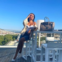 Georgina memiliki tas Hermes berukuran 35 untuk menampung lebih banyak barangnya. Dipadukan dengan tampilan yang lebih kasual, kali ini ia memilih Birkin Grey seharga Rp 261 jutaan.Foto: Instagram @georginagio