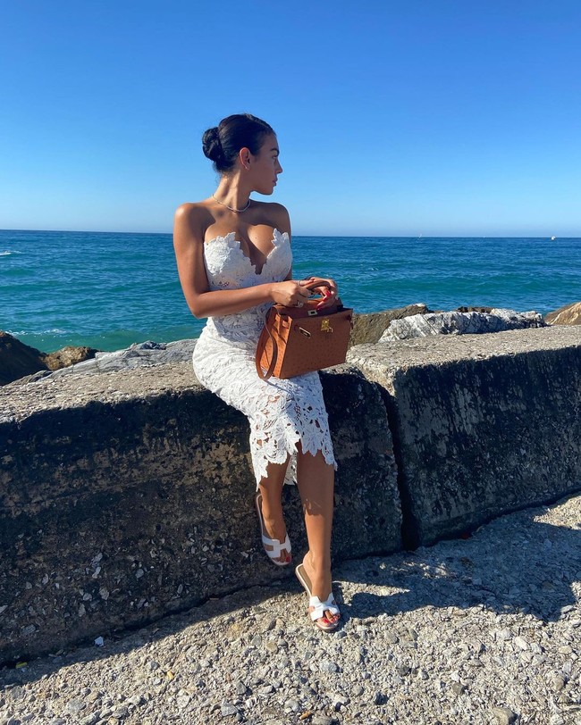Ketika bergaya elegan, wanita asal Argentina ini memilih Hermès Birkin Ostrich yang diprediksi bernilai $ 45.000 atau Rp 691 jutaan. Salah satu tas yang langka itu serasi dipadukan dengan sandal yang juga keluaran Hermes.Foto: Instagram @georginagio