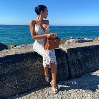Ketika bergaya elegan, wanita asal Argentina ini memilih Hermès Birkin Ostrich yang diprediksi bernilai $ 45.000 atau Rp 691 jutaan. Salah satu tas yang langka itu serasi dipadukan dengan sandal yang juga keluaran Hermes.Foto: Instagram @georginagio