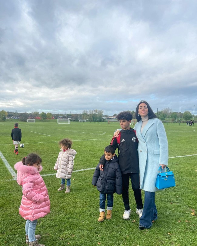 Saat menghabiskan waktu bersama anak-anak, wanita 28 tahun tersebut juga tak ragu mengeluarkan tas mewahnya. Kali ini ia memilih tas yang matching dengan jubah biru. Hermès Kelly Blue ukuran 30 ini harganya bisa mencapai $ 13.000 atau Rp 200 jutaan.Foto: Instagram @georginagio