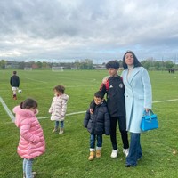 Saat menghabiskan waktu bersama anak-anak, wanita 28 tahun tersebut juga tak ragu mengeluarkan tas mewahnya. Kali ini ia memilih tas yang matching dengan jubah biru. Hermès Kelly Blue ukuran 30 ini harganya bisa mencapai $ 13.000 atau Rp 200 jutaan.Foto: Instagram @georginagio