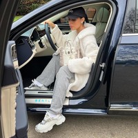 Georgina Rodriguez sering memamerkan gaya hidup mewahnya di Instagram. Tak jarang ia mengenakan tas mahal dari brand-brand mahal, termasuk Hermès. Tas varian Himalaya Birkin seharga Rp 3,7 miliar berikut adalah salah satu koleksinya yang paling mahal.Foto: Instagram @georginagio