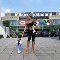 Untuk acara yang lebih kasual, Georgina terlihat membawa Chanel Boy Wallet on a Chain seharga 50 jutaan. Foto: Instagram @georginagio