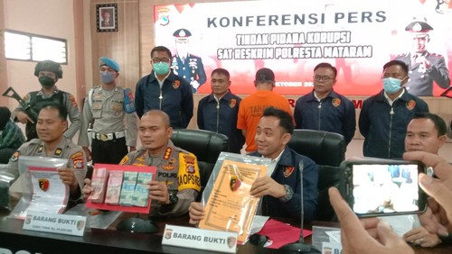 Tersangka kasus pungli Pasar ACC Ampenan diamankan di Mapolres Kota Mataram, Rabu (12/10/2022).