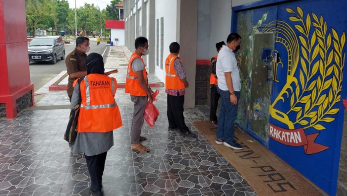 Tersangka korupsi uang makan minimu santri di Indramayu ditahan.