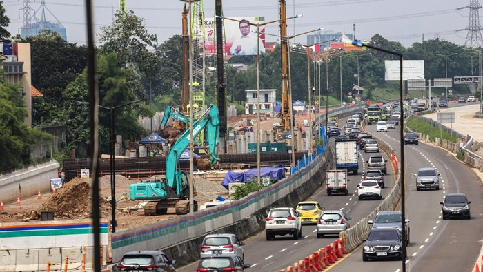 Tol Pondok Aren-Serpong Ditinggikan Biar Nggak Banjir Lagi Kementerian PUPR melakukan peninggian jalan di Tol Pondok Aren - Serpong, Tangerang Selatan, Banten. Hal ini untuk penanganan banjir yang kerap terjadi.