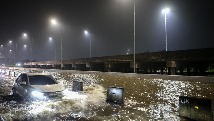 Kementerian PUPR melakukan peninggian jalan di Tol Pondok Aren - Serpong, Tangerang Selatan, Banten. Hal ini untuk penanganan banjir yang kerap terjadi.