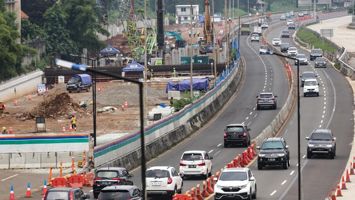 Kementerian PUPR melakukan peninggian jalan di Tol Pondok Aren - Serpong, Tangerang Selatan, Banten. Hal ini untuk penanganan banjir yang kerap terjadi.