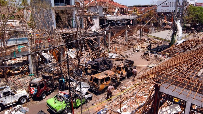 Tragedi bom Bali 12 Oktober 2002 menjadi peristiwa kelam yang terjadi di Indonesia. Insiden bersejarah tersebut menewaskan ratusan jiwa.