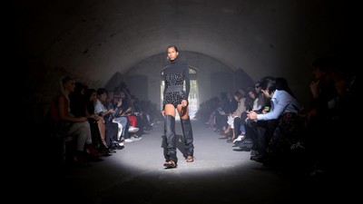 Sandal Jepit Akan Jadi Tren Fashion 2023, Nggak Percaya? Ini Buktinya!