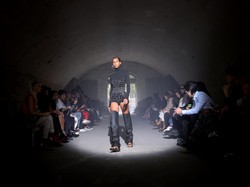 Sandal Jepit Akan Jadi Tren Fashion 2023, Nggak Percaya? Ini Buktinya!