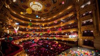 Dia mengubah ruangan teater menjadi penuh dengan balon di setiap kursi penonton sampai langit-langit ruang teater.  Foto: Getty Images/Jordi Vidal