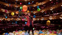 Ini sosok Flavia Junqueira di tengah karya seni instalasi ciptaannya di Gran Teatre Del Liceu pada 11 Oktober 2022.  Foto: Getty Images/Jordi Vidal