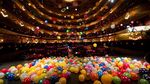Uniknya Gedung Teater Berubah Jadi Taman Penuh Balon!