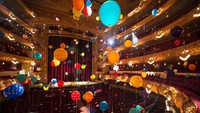 Dia ingin membuat gedung teater yang tampak serius menjadi lebih berwarna dan menyenangkan. Foto: Getty Images/Jordi Vidal