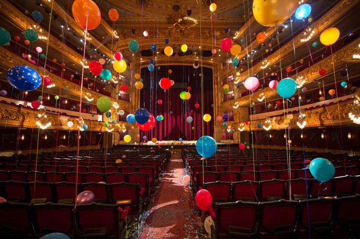 Uniknya Gedung Teater Berubah Jadi Taman Penuh Balon! BARCELONA, SPAIN - OCTOBER 11: Artist Flavia Junqueira presents an ephimeral installation of balloons at Gran Teatre Del Liceu on October 11, 2022 in Barcelona, Spain. (Photo by Jordi Vidal/Getty Images)