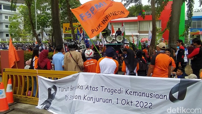 Unjuk rasa buruh di depan Graha Kepri di Batam.