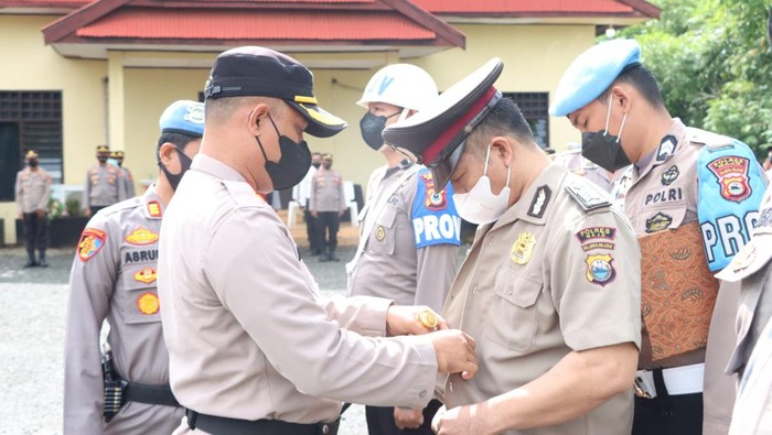Upacara pemecatan polisi di Wajo, Sulsel yang terlibat kasus narkoba.