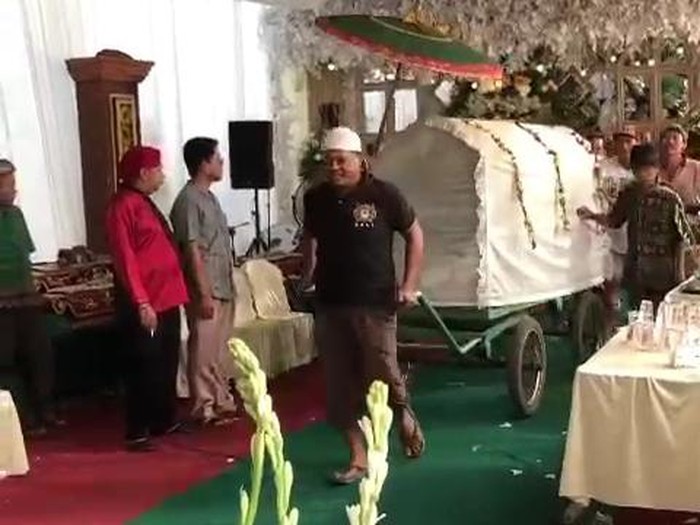 Video viral keranda jenazah lewati tenda pernikahan di Mojokerto