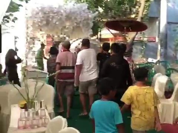 Video viral keranda jenazah lewati tenda pernikahan di Mojokerto
