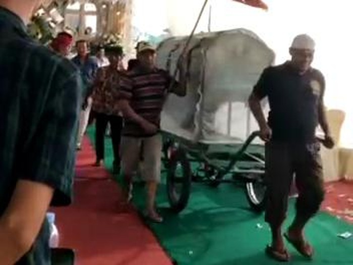 Video viral keranda jenazah lewati tenda pernikahan di Mojokerto