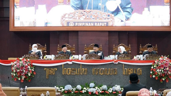 Wakil Ketua DPRD Jatim Anwar Sadad saat melontarkan pantun untuk Khofifah dalam rapat paripurna.