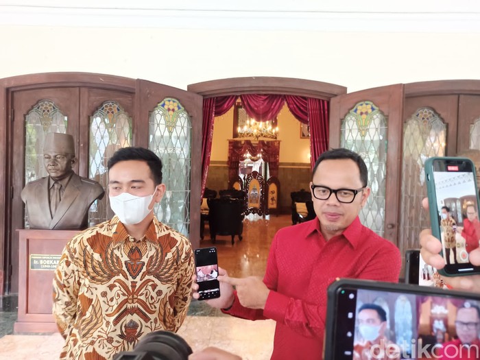 Wali Kota Bogor Bima Arya bertemu Gibran Rakabuming Raka di Solo Wali Kota Bogor Bima Arya bertemu Gibran Rakabuming Raka di Solo, Rabu (12/10/2022).