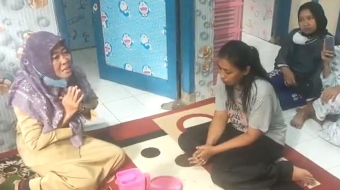 Wanita mengaku penjual dawet saat meminta maaf kepada keuarga Mas Nawi yang sempat ia sebut pemabuk