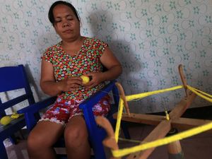 WFH ala Ibu-ibu di Selaru, Raup Hampir Rp 10 Juta/Bulan dari Tenun