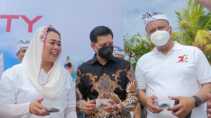 Yenny Wahid bersama Densus 88 dalam peringatan tragedi Bom Bali 1 di Pantai Mengiat, Nusa Dua, Badung, Bali, Rabu (12/10/2022).